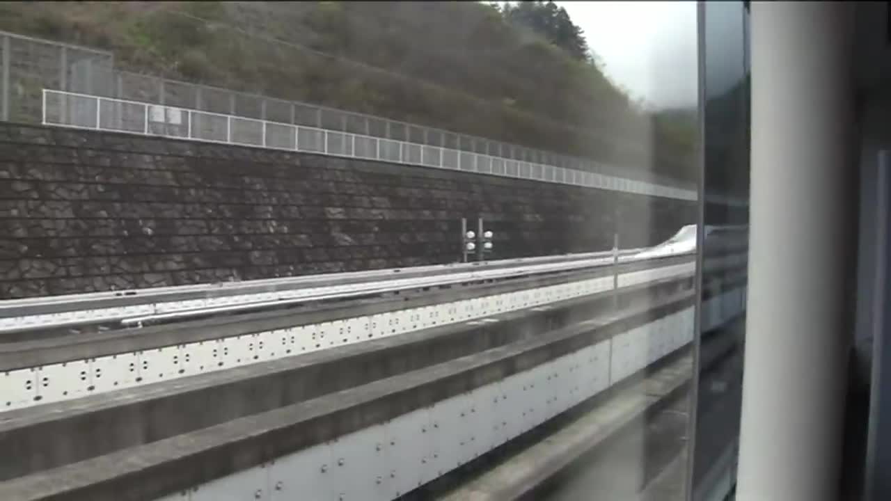 Japan: World's fastest train 603km/h - BBC News