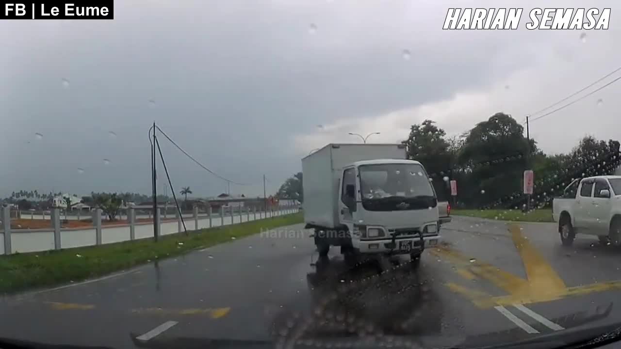 VIDEO Nasib baiklah pemandu lori tu cekap , tengok apa jadi