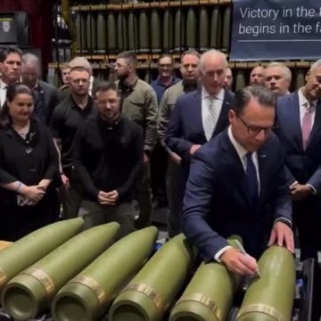 Παρανοϊκοί υπόγράφουν την καταδίκη της Ευρώπης. Στην μέση η μαριονέτα του ΝΑΤΟ χαμογελάει.