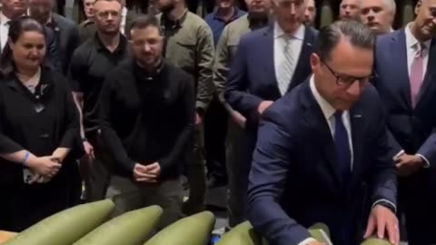 Παρανοϊκοί υπόγράφουν την καταδίκη της Ευρώπης. Στην μέση η μαριονέτα του ΝΑΤΟ χαμογελάει.