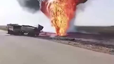 🔥 W Syrii fontanna ognia wybuchła z rurociągu naftowego podczas próby
