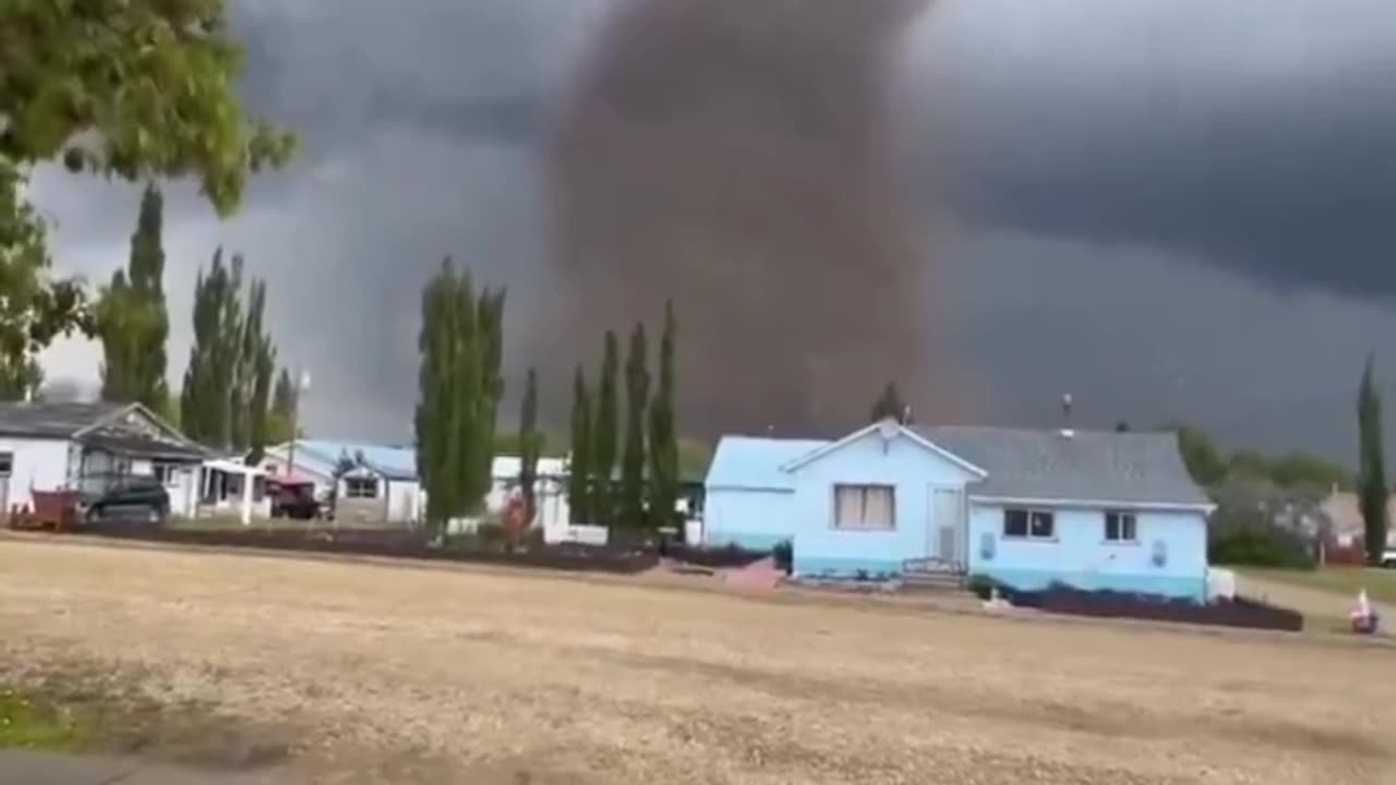 Major Tornado captured in #Edberg | #Alberta