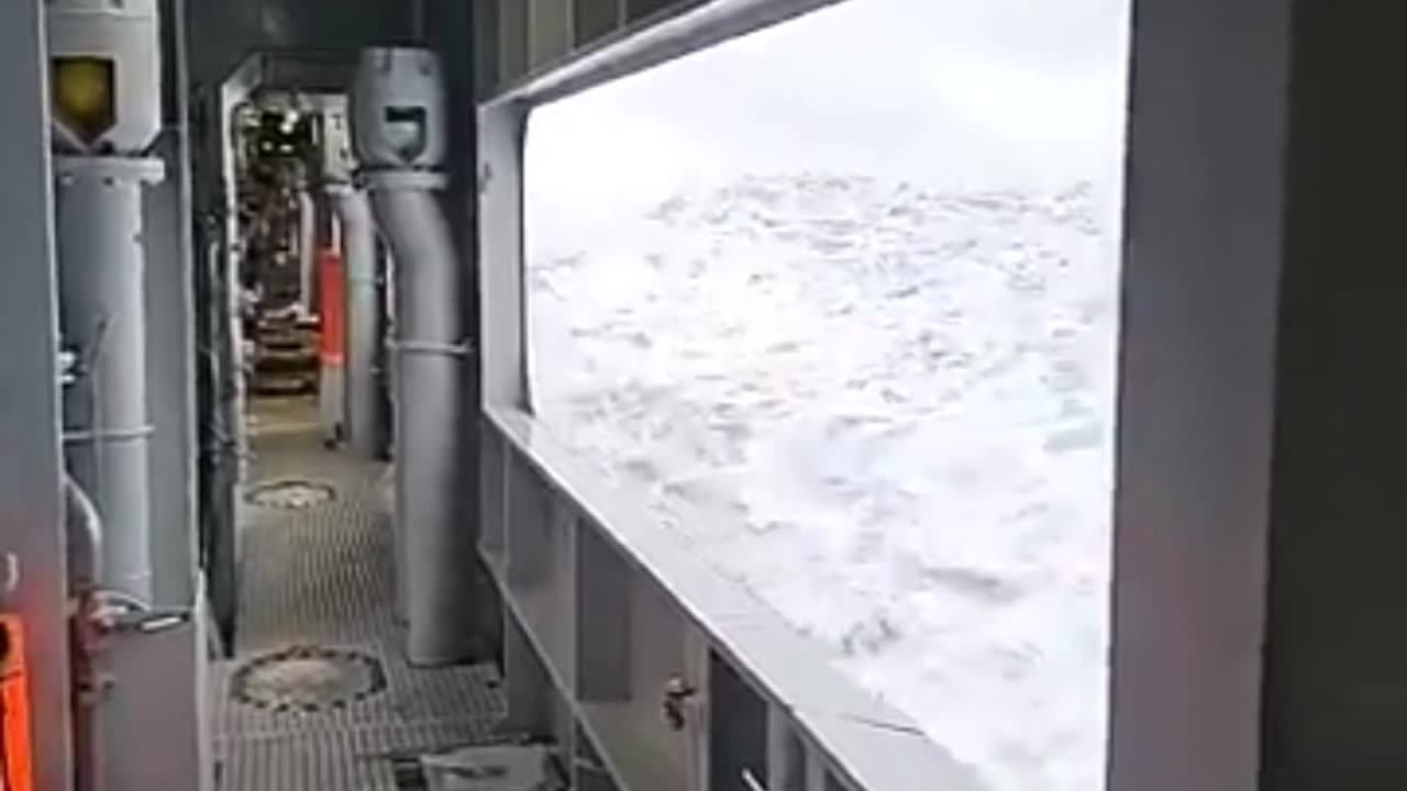 Huge Waves at Sea