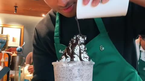 Oreo Cookie Frappuccino is a DELICIOUS drink at Starbucks!🔥