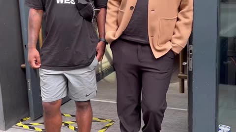 Being weird next to strangers 🤣