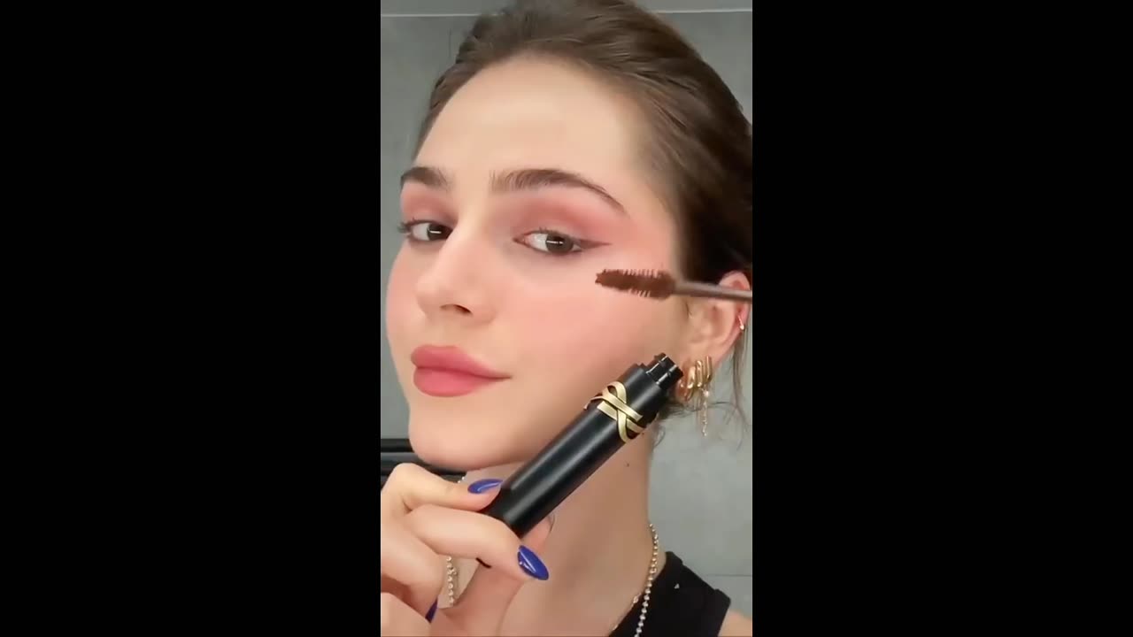 Makeup tutorial by MUA