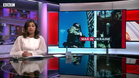 Johnson and Zelensky walk around Kyiv during UK PM's surprise Ukraine