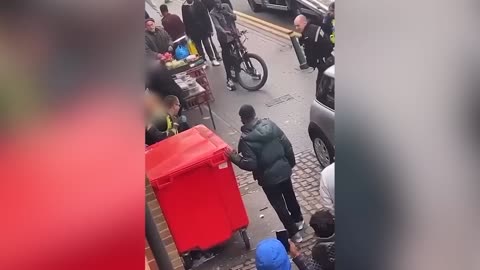 Egy idős embernek kellett megmutatni a rendőröknek, hogyan kell földre vinni egy támadót