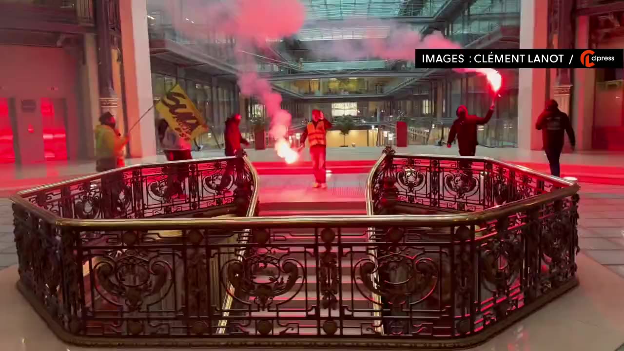 Workers have now invaded BLACKROCK headquarters in Paris....