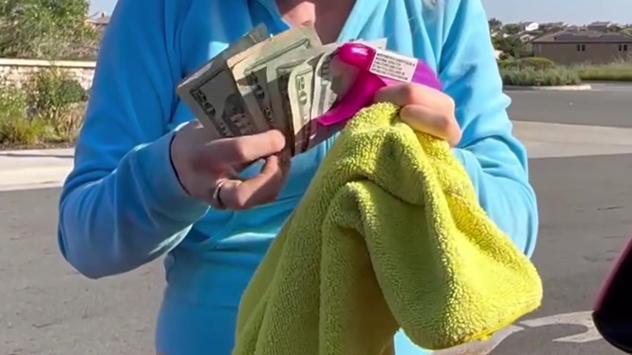 Rich man gave all the money is his wallet to help pregnant lady working on the street.hd