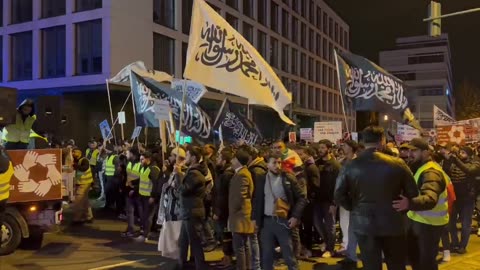 Terrorfahnen auf Anti-Israel-Demo in Essen – und die Polizei schaut zu