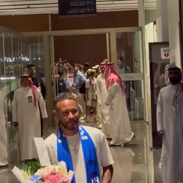 Neymar chega à Arábia Saudita com pingente de crucifixo