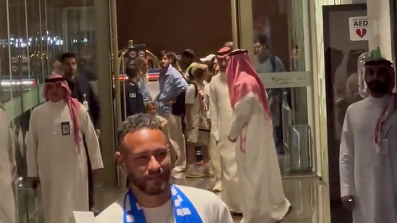 Neymar chega à Arábia Saudita com pingente de crucifixo