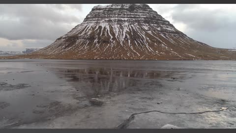 🥶 Kirkjufell Mountain Over Ice Lake: A Breathtaking Icelandic Landscape! ❄️