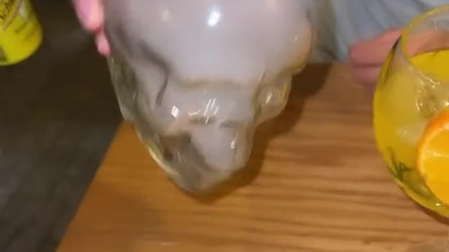 es una botella de casco cristal es un vodka de 3000 volas