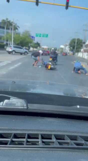 Video: Motociclista resultó lesionado en atraco en semáforos de Ronda Real