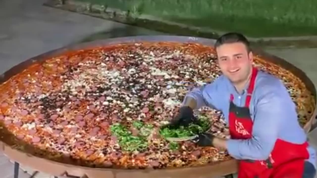 #CZN BURAK the smiling chef cooking 🤩🤩🤩🤩 the gaint Pizza in the world