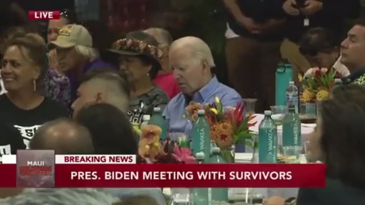 Biden ser ud til at falde i søvn under en ceremoni på Hawaii til ære for brandofrene på Maui.