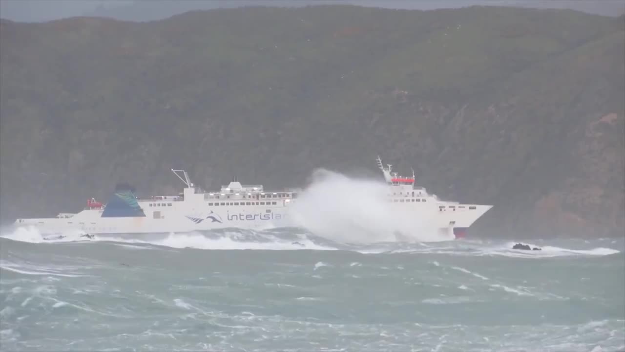 Ships in Storms | 10+ TERRIFYING MONSTER WAVES, Hurricanes & Thunderstorms at Sea