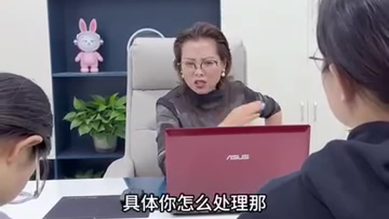 女員工被工廠主管欺負了-單總出面替女員工撐腰