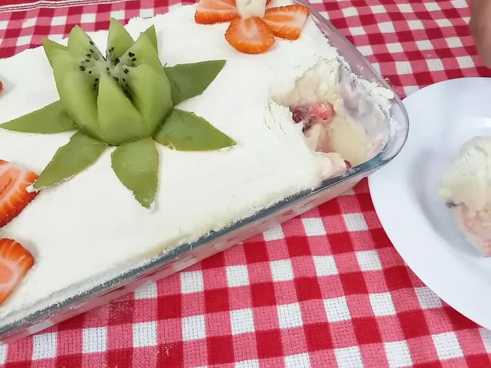Sobremesa gelada com frutas