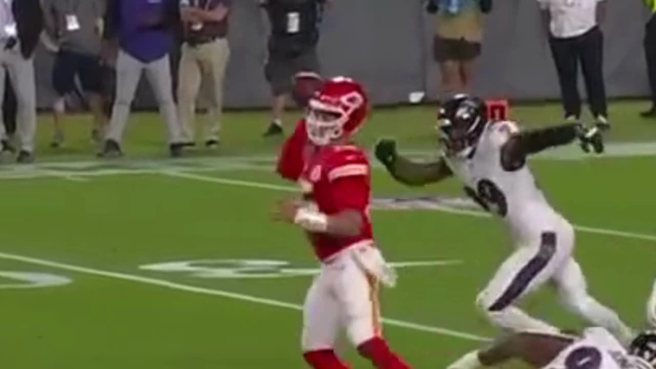 Mahomes passes to.. Mahomes?