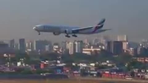 Emirates plan Mumbai airport landing