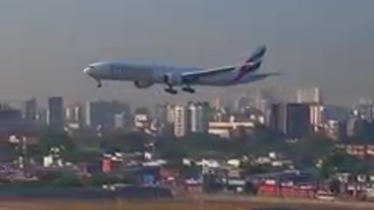 Emirates plan Mumbai airport landing