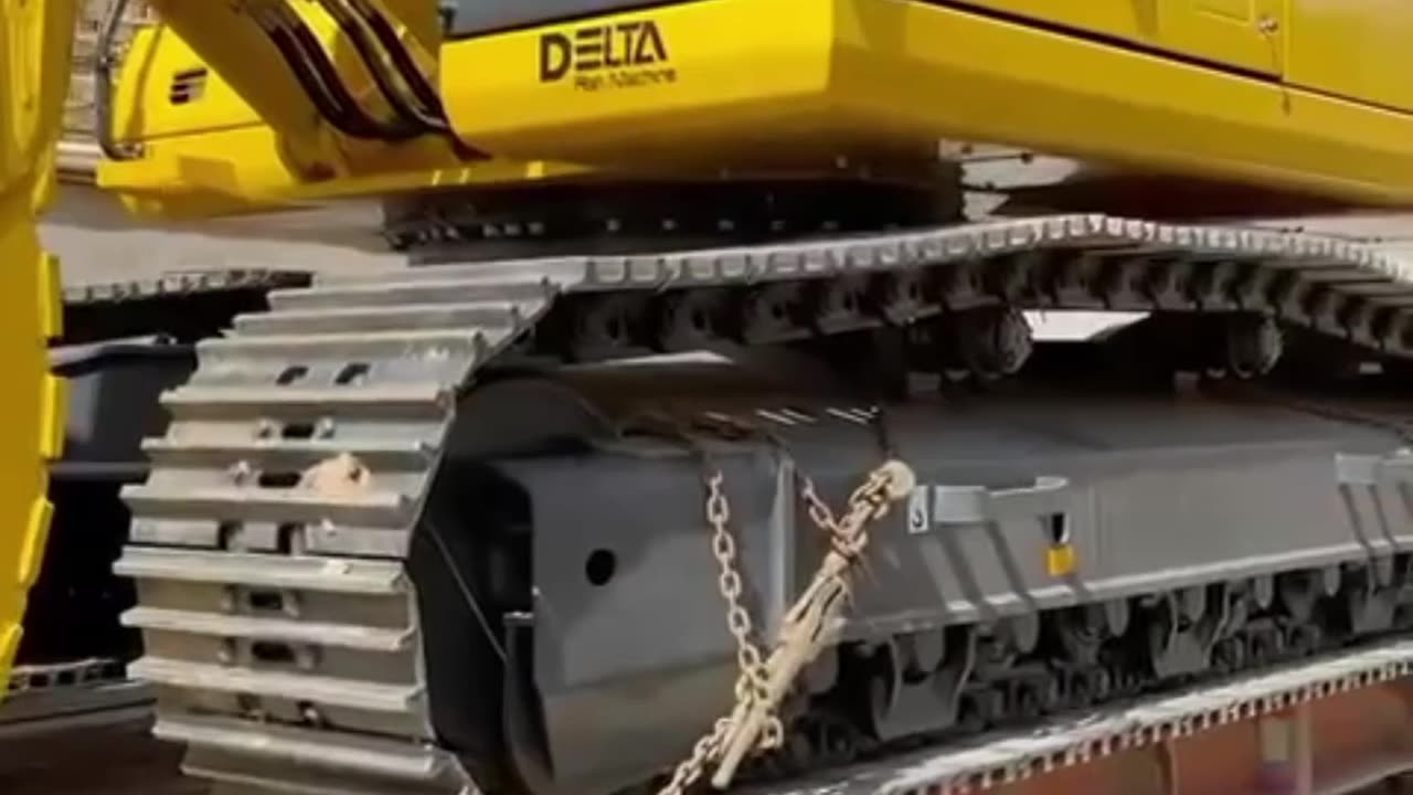 Heavy haulage carrying excavator