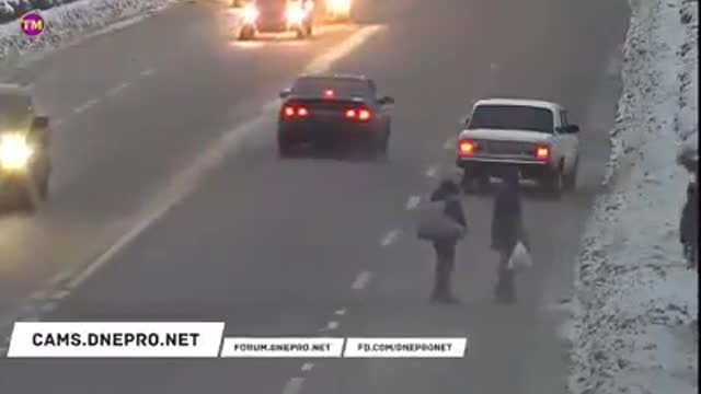 Crossing the road🤣🤣🤣 Man beats up pedestrians