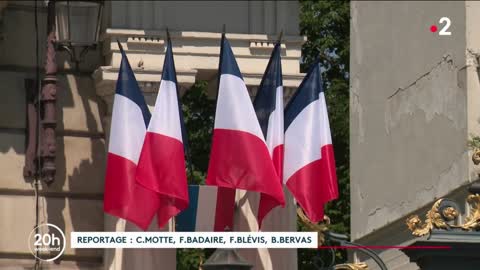 Le drapeau français change