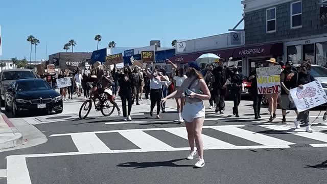 Guy pulls gun on Black lives matter protesters chasing him down.