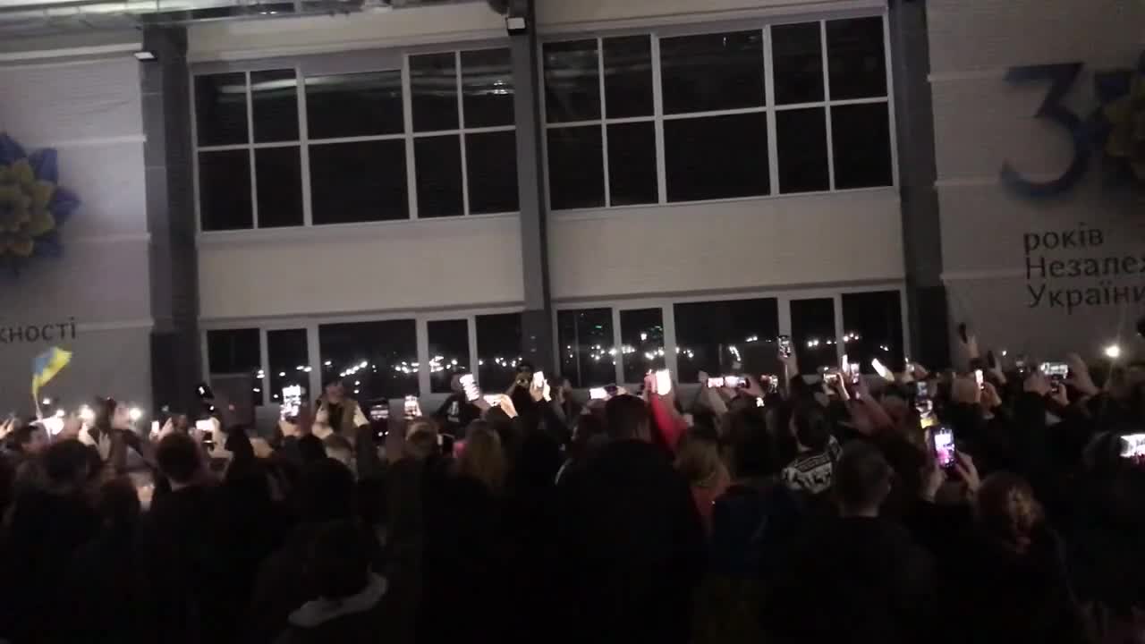 The concert of Kozak System in Buchy continues without light