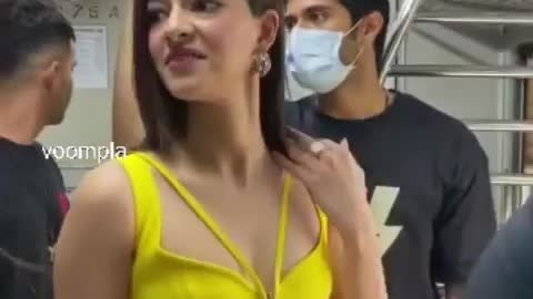 Ananya Pandey holding hands 😱😱