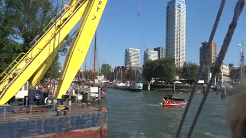 Wereldhavendagen Rotterdam 2022 Sleper Fury vaart uit, rook uit de Stuurhut!