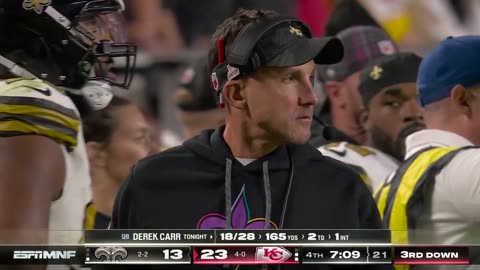 Derek Carr shaken up after failed 4th down attempt, leaves game for locker room _ NFL on ESPN