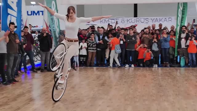 📹 Girl Biker Performs - You Must See