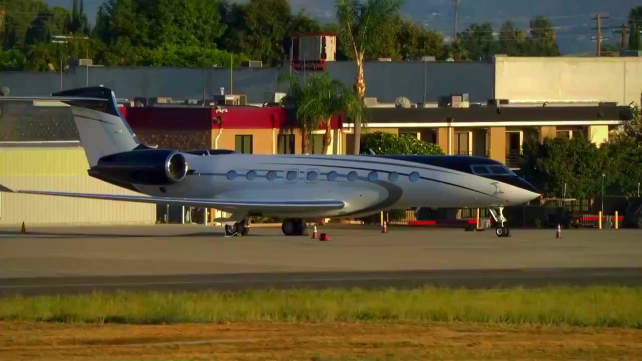 Jeff Bezos NEW $80 Million Private Jet Gulfstream G700