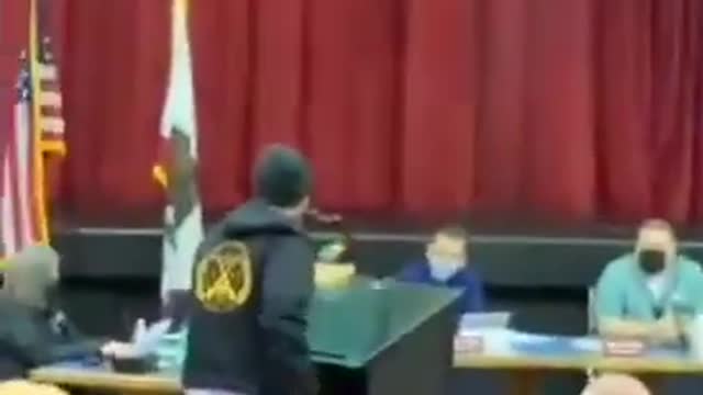 Father gets standing ovation for blistering speech to school board 👏