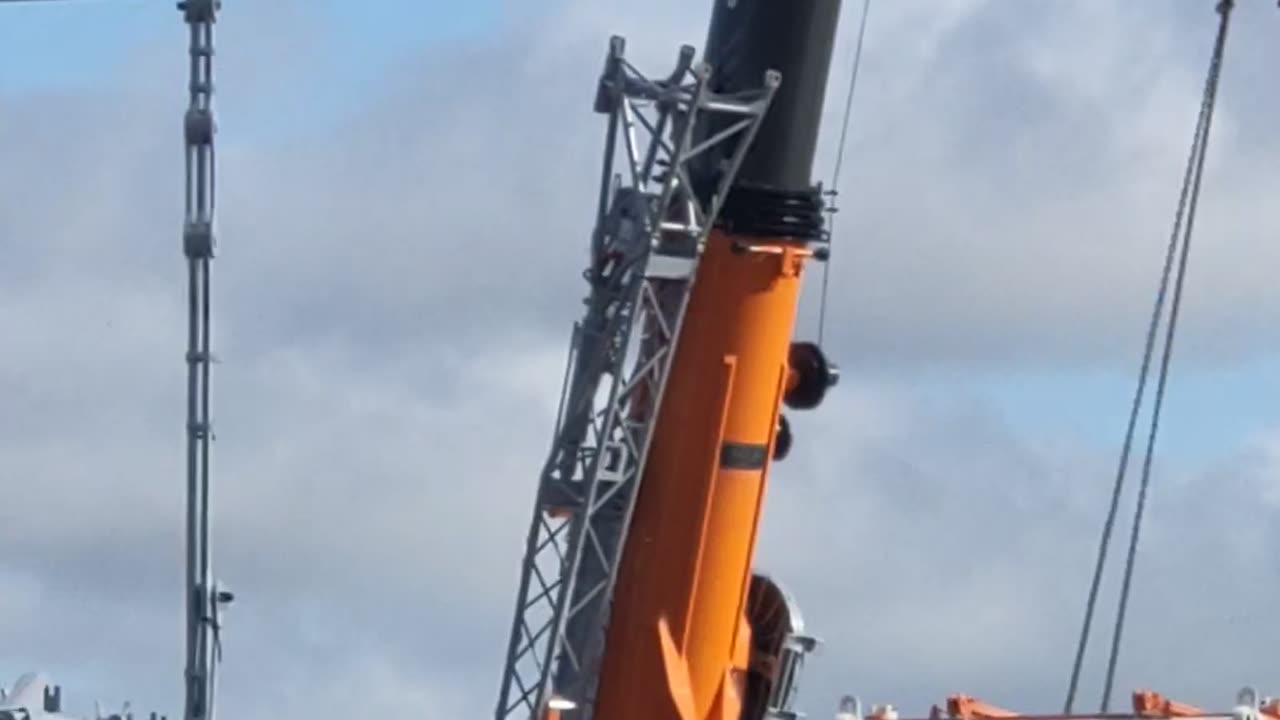 Wow look how close we get to the Liebherr LG 1750 Lattice boom Crane Fife Scotland September 2024