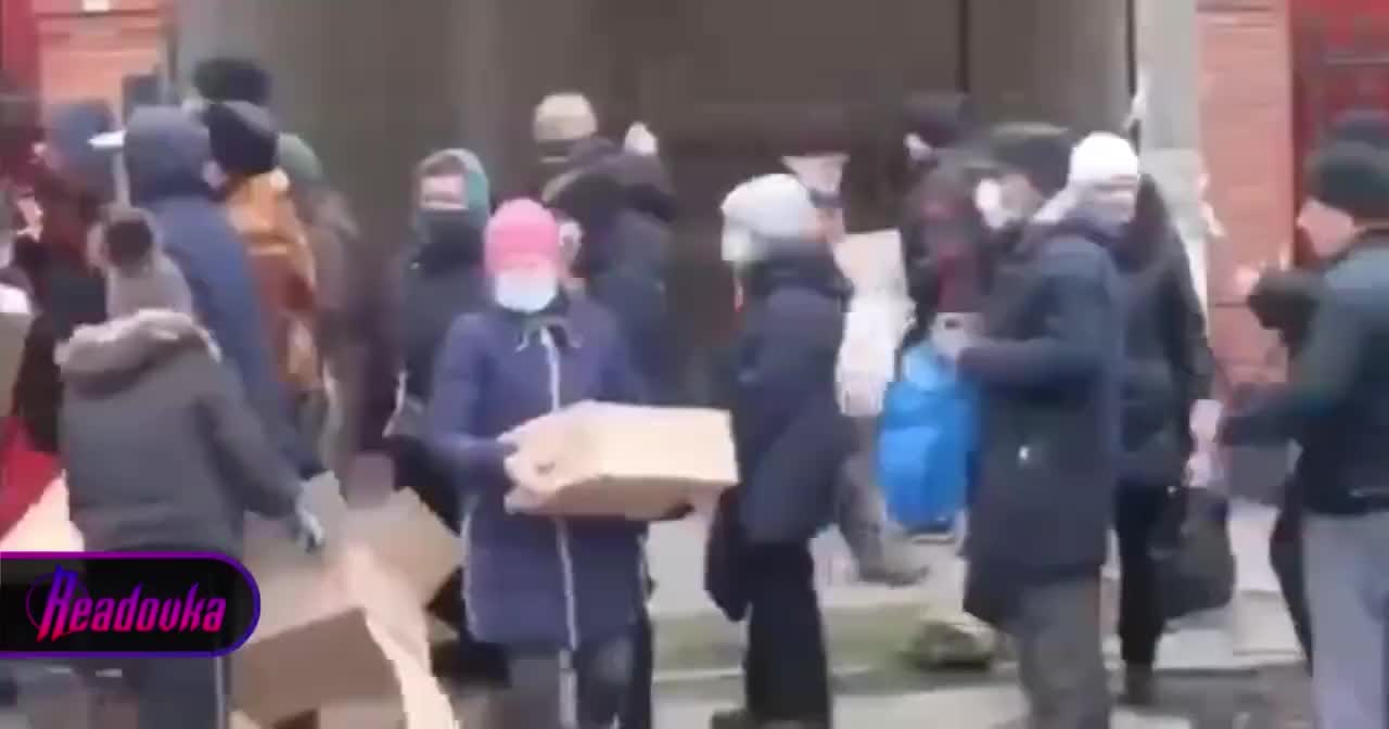 📺Οι ρωσικές δυνάμεις διαθέτουν ανθρωπιστική βοήθεια στους κατοίκους του Μπερντιάνσκ