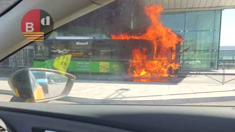 Arde un autobús en la Terminal 1 del Aeropuerto de El Prat