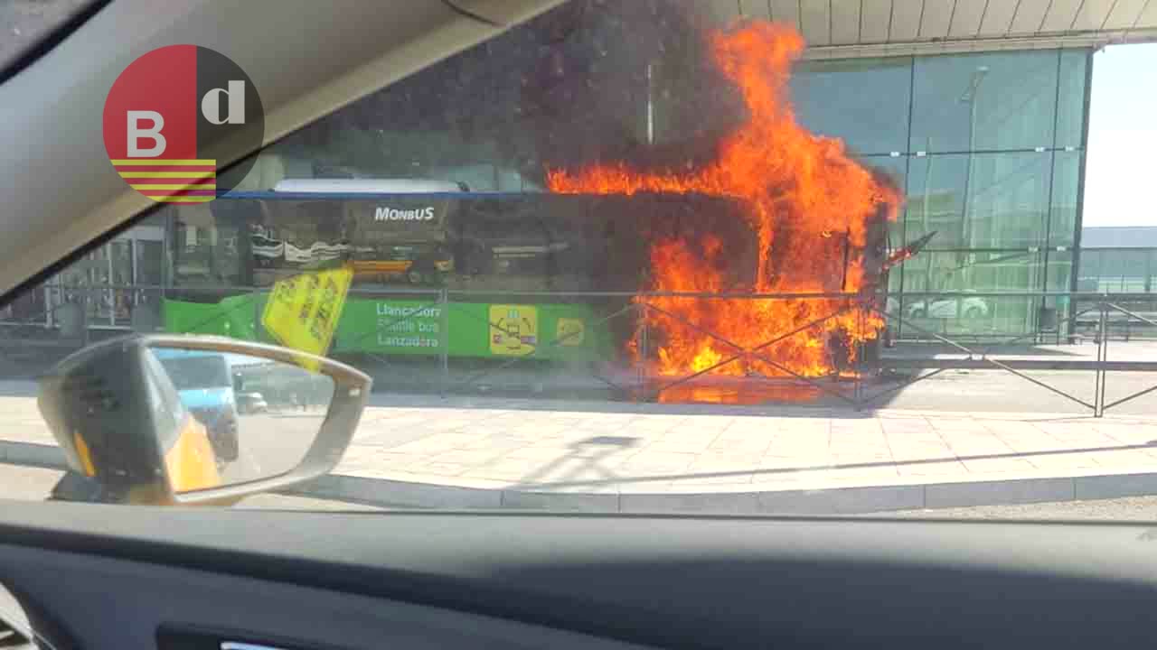 Arde un autobús en la Terminal 1 del Aeropuerto de El Prat