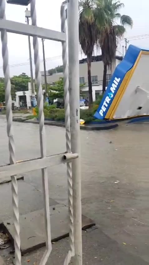 Lluvias en Cartagena: se desploma techo de gasolinera