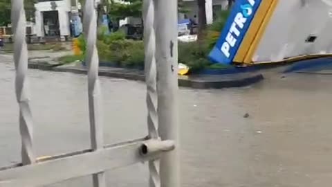 Lluvias en Cartagena: se desploma techo de gasolinera