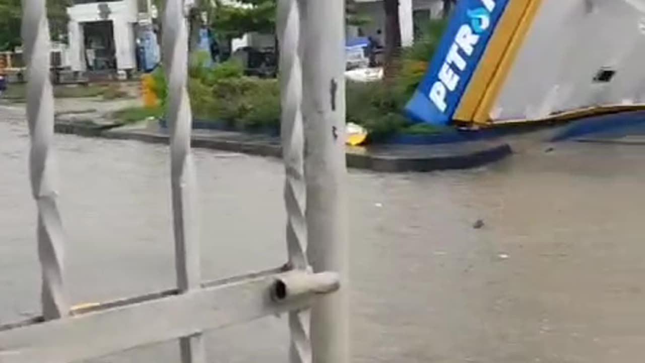 Lluvias en Cartagena: se desploma techo de gasolinera