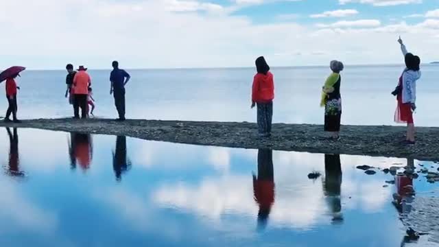 A group of tourists were shocked by the lake view