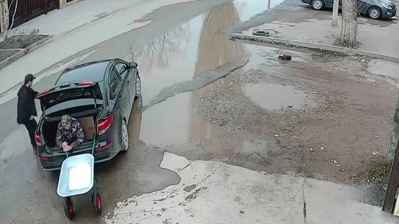 How to transport construction wheelbarrow