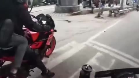 🚦Red light wheelie fail 🏍️