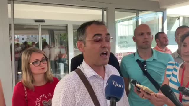 Marko Marković ispred zgrade Opštine Budva